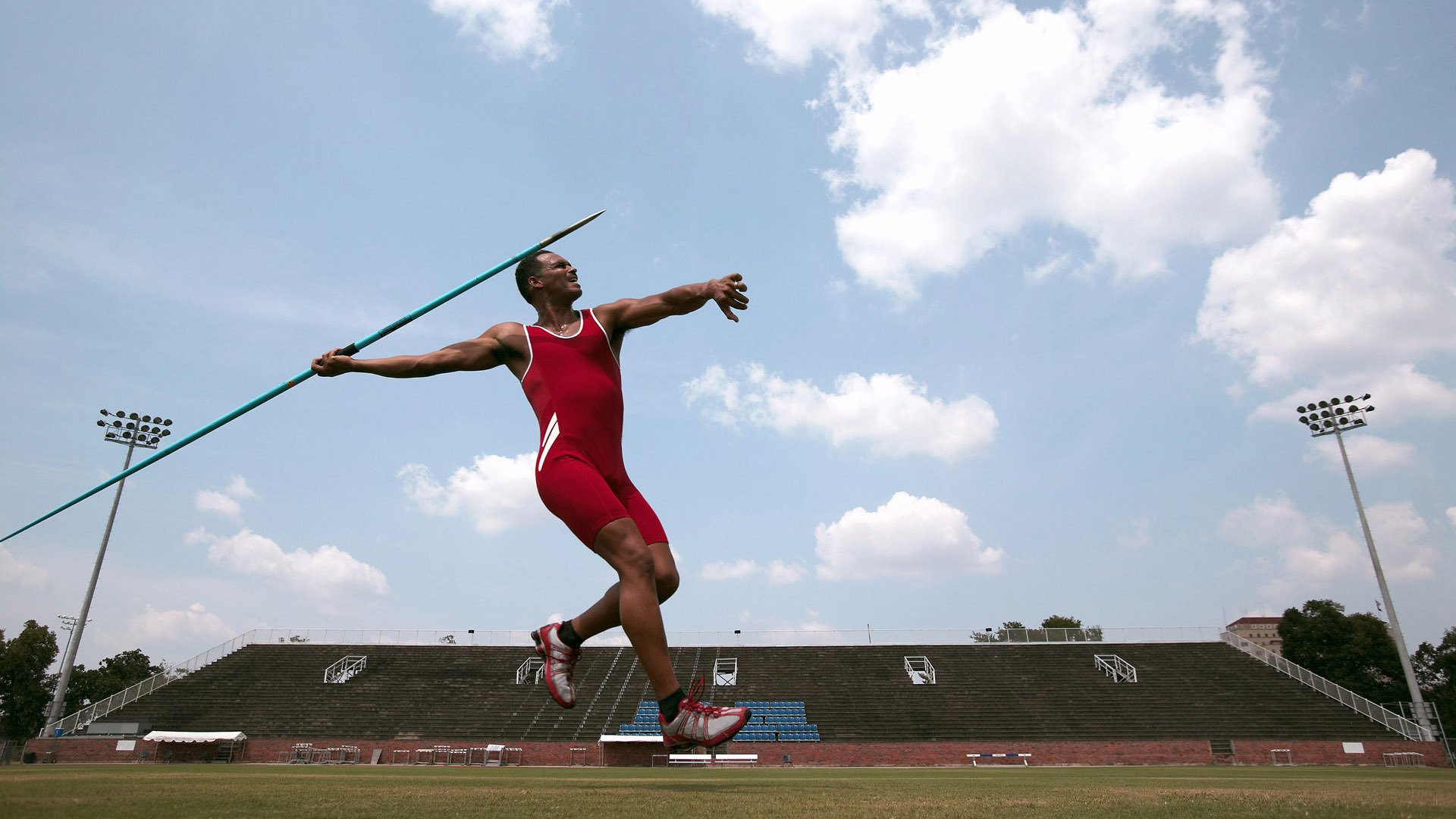 项目间协同发展显著提升整体实力，项目协调主要采用哪些方法